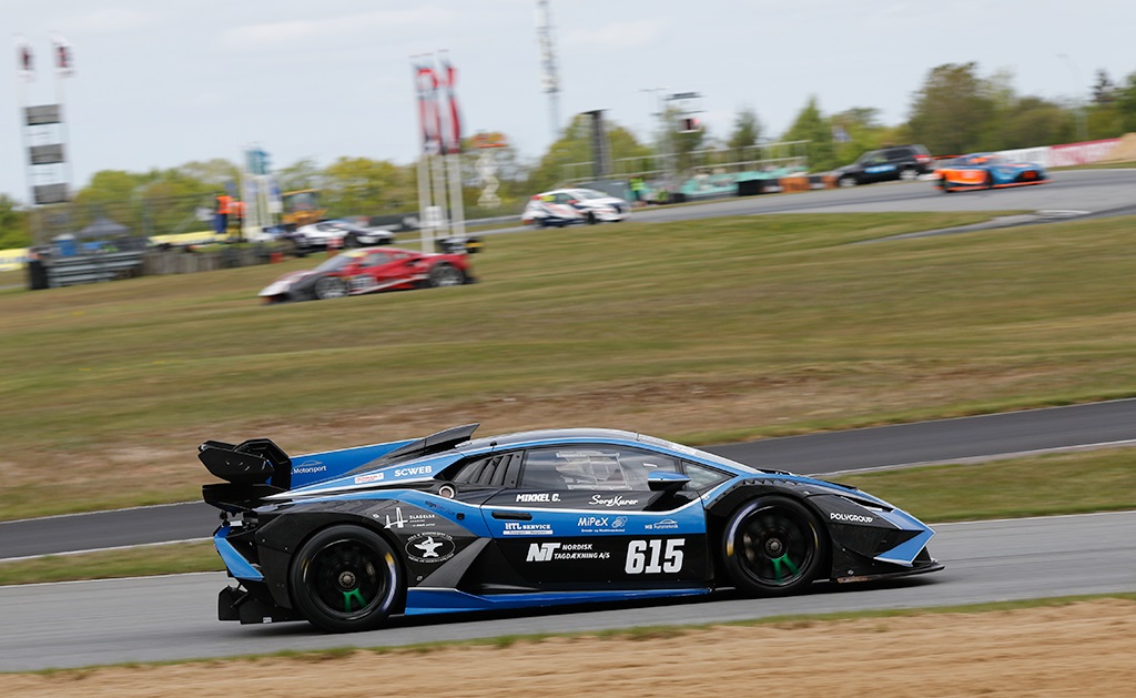 I DEC er toppen af Distancemesterskabet blevet indtaget af Birk Motorsport med bl.a. Mikkel C., Marco Gersager og Silas Rytter bag rattet i teamets Lamborghini Huracan Evo racer.
(Foto: Motorsporten.dk)